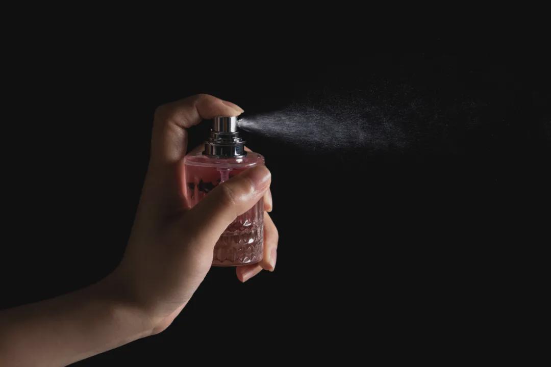 香水不是簡(jiǎn)單的噴一下，這些你必須知道